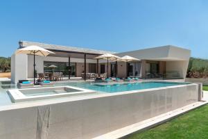 Villa El by PosarelliVillas