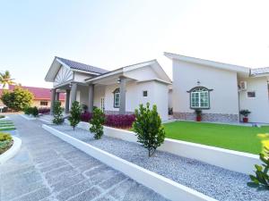 Villa Dracaena Melaka With Swimming Pool, Hill View and 20 minutes to Town