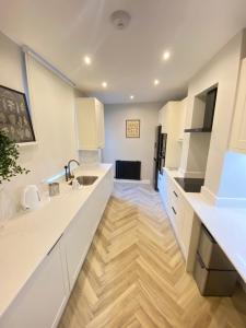 Luxury 2 bed 1 bath in Central London by Graceful Apartments