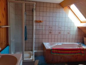 Maisons d'hotes Room in BB - Lit 2 Personnes Avec Un Grand Bureau : photos des chambres