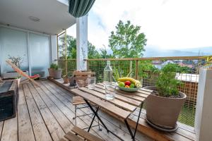 Appartements Calme et verdure: vue montagne - terrasse - wifi : photos des chambres