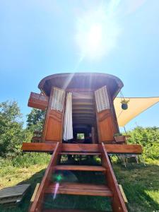 Tentes de luxe La Roulotte du Coustal, Cajarc, Lot : photos des chambres