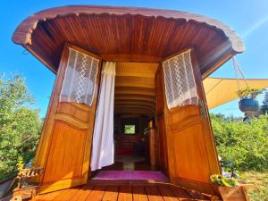 Tentes de luxe La Roulotte du Coustal, Cajarc, Lot : photos des chambres