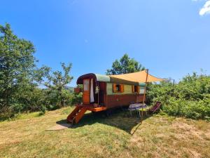 Tentes de luxe La Roulotte du Coustal, Cajarc, Lot : photos des chambres