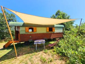 Tentes de luxe La Roulotte du Coustal, Cajarc, Lot : photos des chambres