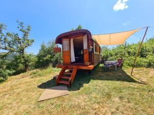 Tentes de luxe La Roulotte du Coustal, Cajarc, Lot : photos des chambres