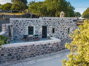 Apostrophe Traditional Residence in Nisyros with arcurated interior. Privacy & Authenticity - Emporeiós