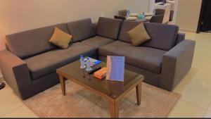 بسمات الشرق 1