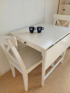 Voormalig strandhuisje in boomgaard in Hengstdijk