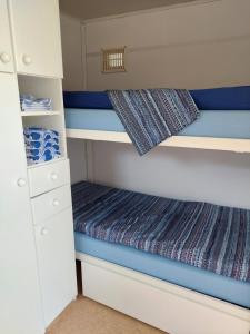 Voormalig strandhuisje in boomgaard in Hengstdijk