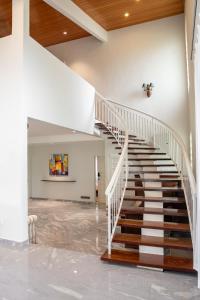Kontor Mansion - 3 mins to Teluk Chempedak Beach & Private Pool