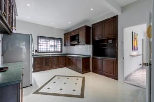 Kontor Mansion - 3 mins to Teluk Chempedak Beach & Private Pool