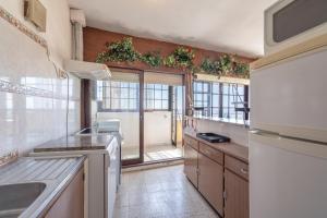 Host Wise - Spacious & Sunny Vintage Apartment at the Beach