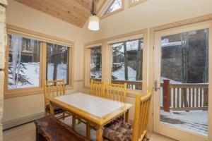 Happy Trails Lodge Home: Large, Stylish, Hot Tub