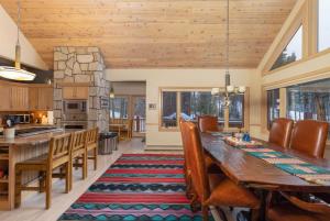 Happy Trails Lodge Home: Large, Stylish, Hot Tub