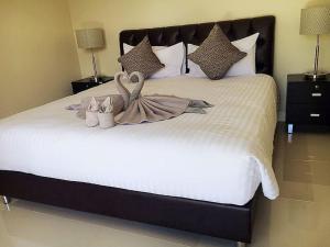 Exquisite 3BR Private Pool Villa: Prime Location