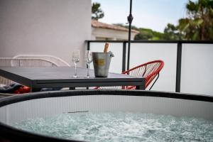 Appartements Porticcio Vacations - Terrasse, Piscine, Jacuzzi, Vue Mer, Clim - by TGB : photos des chambres