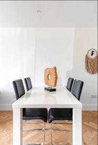 A Modern Lavish En-suite Bedroom