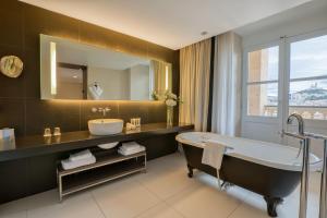 Hotels InterContinental Marseille - Hotel Dieu by IHG : Chambre Lit King-Size Premium avec Terrasse - Vue sur Église