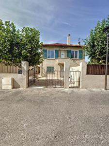 Maisons de vacances Charmante maison de ville avec jardin, terrasse et terrain de petanque : photos des chambres