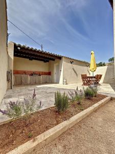 Maisons de vacances Charmante maison de ville avec jardin, terrasse et terrain de petanque : photos des chambres