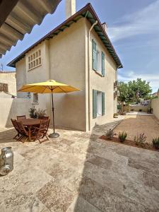 Maisons de vacances Charmante maison de ville avec jardin, terrasse et terrain de petanque : photos des chambres