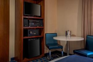 Queen Room with Atrium View room in Harborside Inn