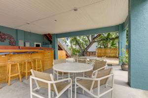 Steps to Beach, Outdoor Perks! Indian Rocks Condo