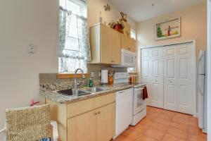 Steps to Beach, Outdoor Perks! Indian Rocks Condo