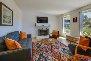 obrázek - Inviting Home with Patio Walk to Downtown Novato!