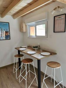 Appartements Chalet cosy secteur calme TRAM A 120 m gare aeroport : photos des chambres