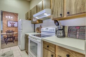 1 Mi to Ski Slopes Alto Escape with Game Room!