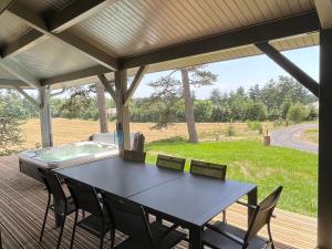 Lodge de luxe avec bain à remous, salle de sport, piscine, et options spa et golf - FR-1-582-381