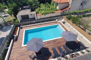 Apartments with a swimming pool Kastel Luksic, Kastela - 20582