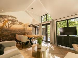 Luxury lodge with private swimming pool