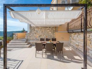 Holiday Home Pazin with Scenic Pool