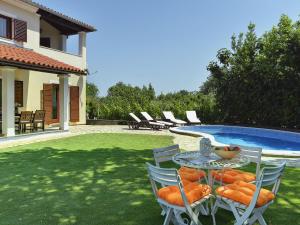 Holiday Home Medulin near Beach & Pool