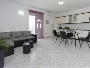 Apartment in Ka tel Gomilica near the Sea