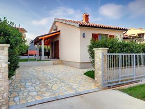 Holiday Home in Li njan near Beach & Pool