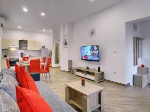 Holiday Home in Li njan near Beach & Pool