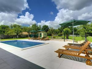 Holiday Home in Rojnici with Private Pool