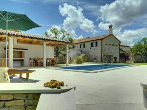 Holiday Home in Rojnici with Private Pool