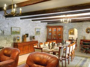 Holiday Home in Rojnici with Private Pool