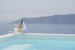 Aqua Mare Luxury Suites Santorini Greece