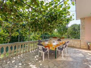 Apartment in Medulin near Beach & BBQ