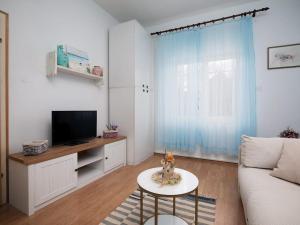 Apartment in Medulin near Beach & BBQ