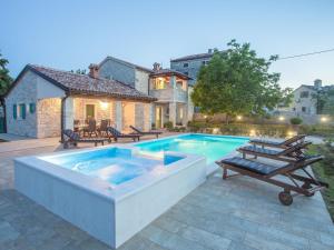 Roofed Villa in Istria with Private Pool 