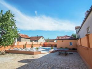 Modern Holiday Home in with Private Pool 