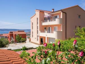 Apartment with balcony and view 