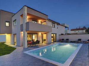 Villa in Valbandon with Private Pool
